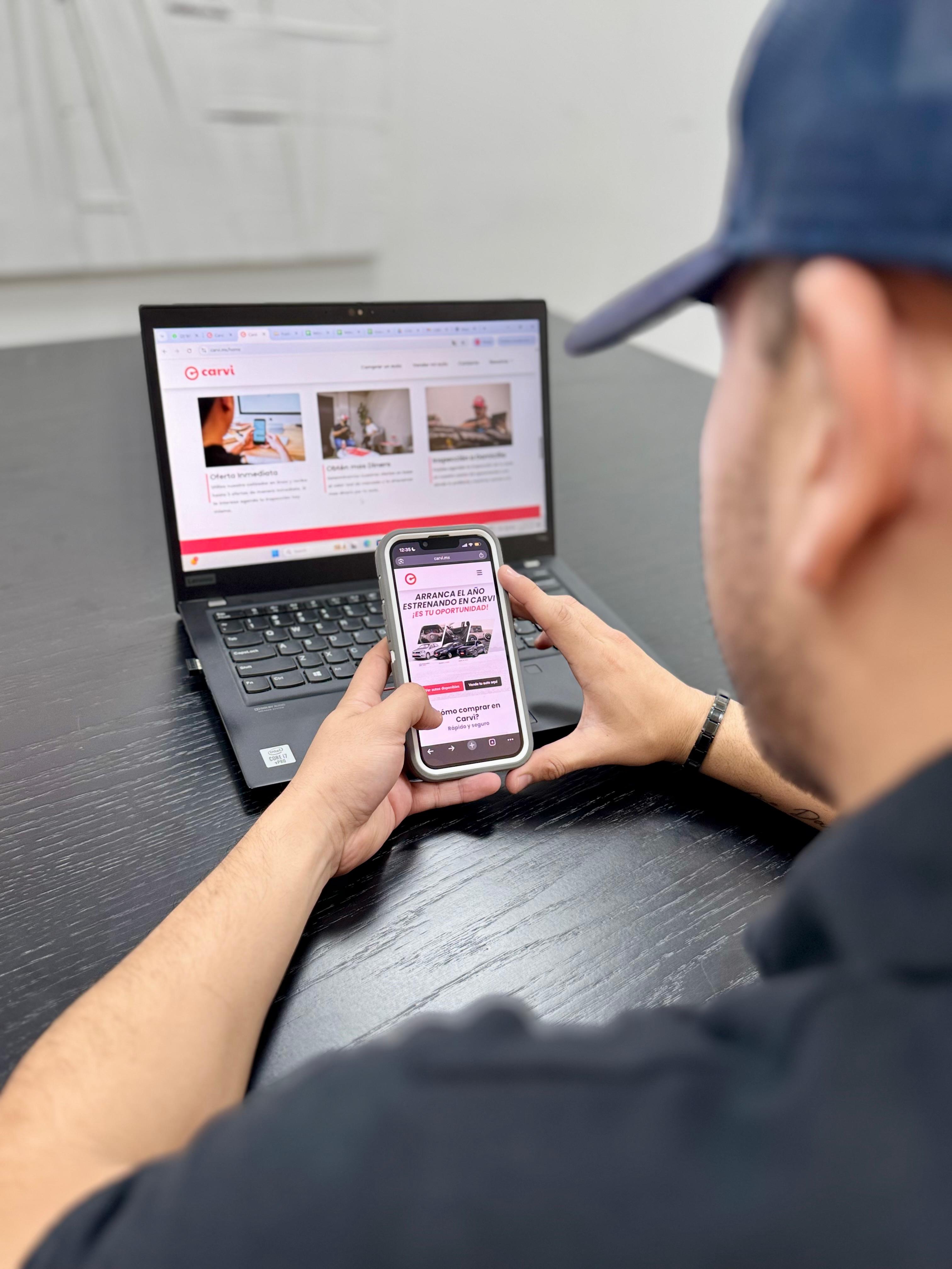 usuario con dispositivo mobile